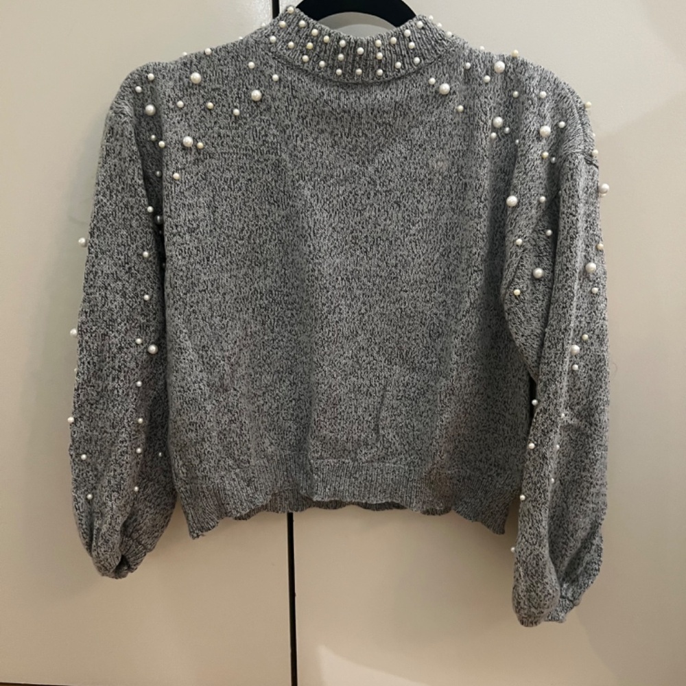 Cropped grey knit top with pearl beading